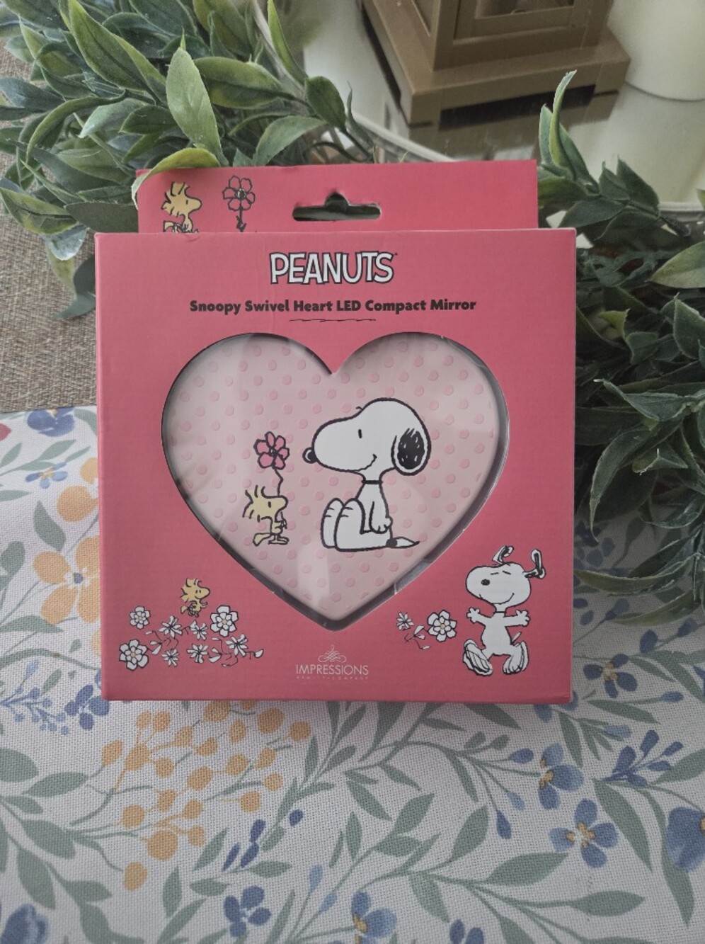 Snoopy heart-shaped compact mirror (Peanuts merchandise).